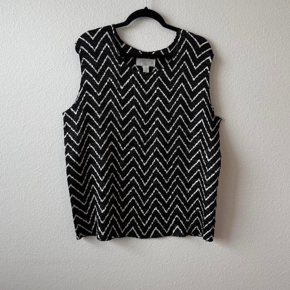 Black and white chevron top